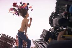 Flowerbomb празднует юбилей новой рекламной кампанией